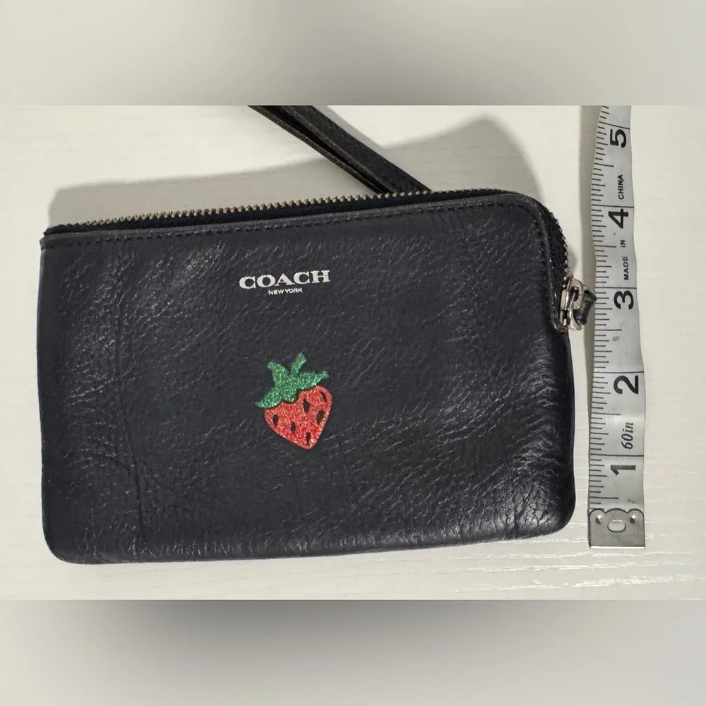 Elegant Black Zippered Wallet - Picture 2 of 5